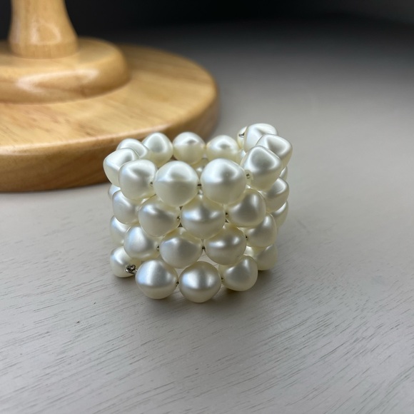 Large faux pearl plastic wrap bracelet - Picture 5 of 5